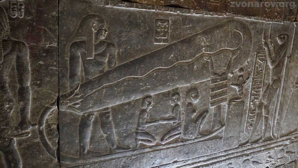 Часть барельефа с изображением древней лампы в крипте храма Хатхор