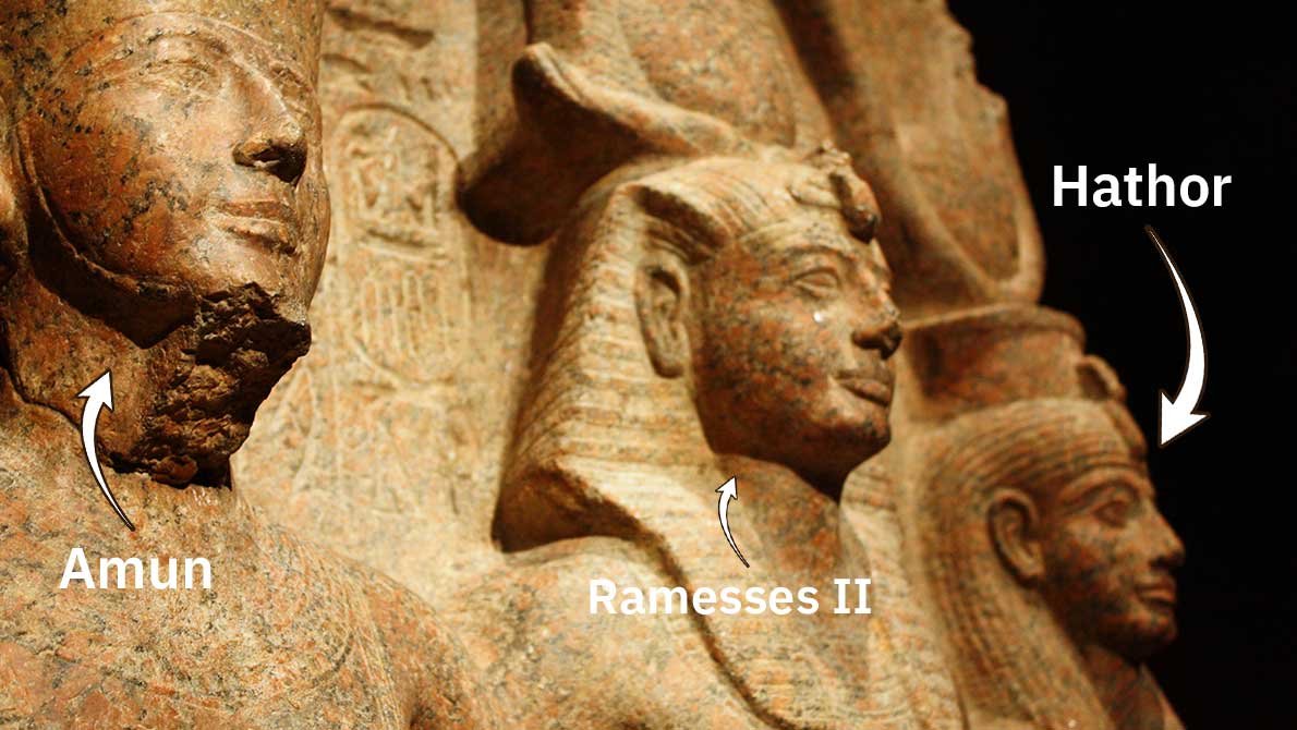 Архитектурный вход в храм Хатхор в Дендера с колоннами