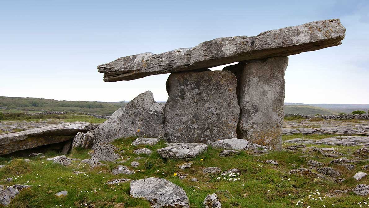 Дольмен Пульнаброн в пейзаже Буррена среди каменных равнин и неба Ирландии