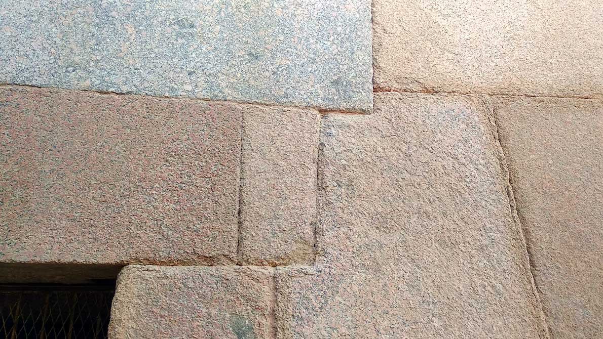 Фрагмент стены Храма Сфинкса с мощными гранитными блоками и аккуратным меgalитическим сопряжением