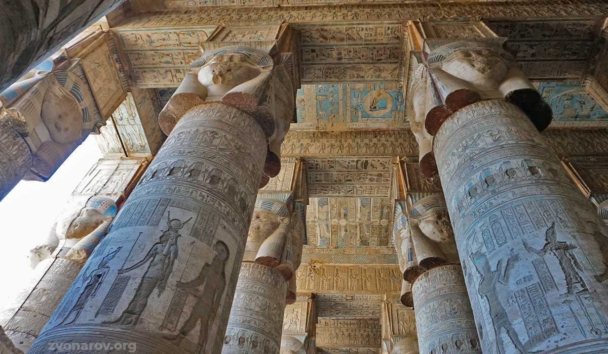 Расписанные колонны с изображениями богини Хатхор и звёздных орнаментов