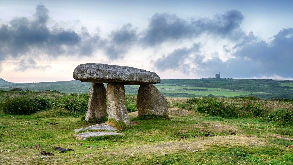Мегалит в виде каменного стола на равнине