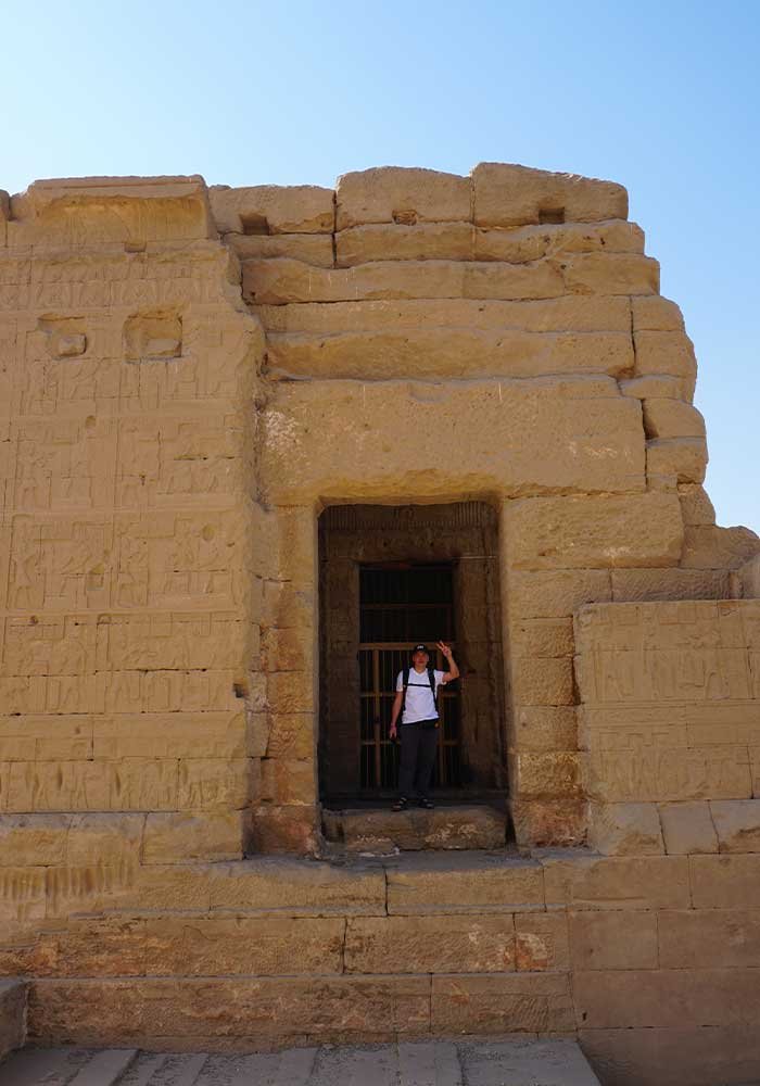Каменный вход рядом с главным храмом богини Хатхор в Дендере