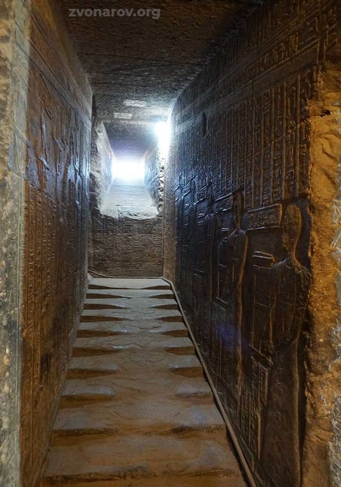 Проход с барельефами внутри лестницы храма Хатхор в Дендера