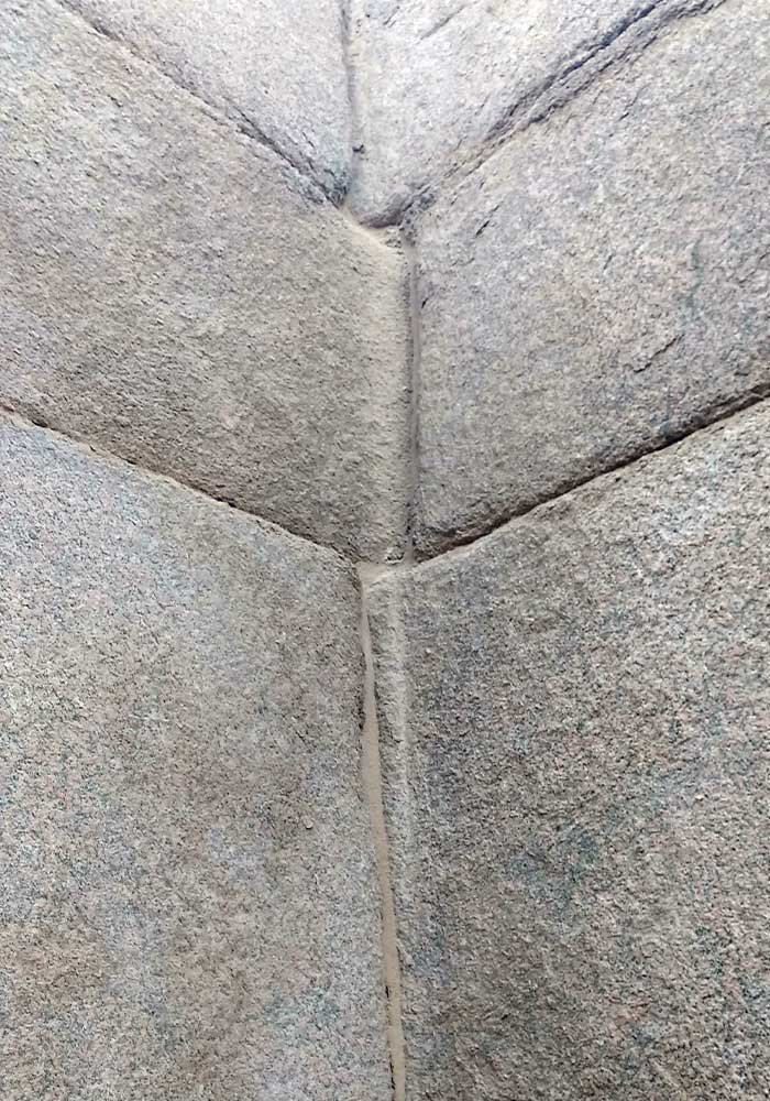 Угловое соединение массивных гранитных блоков Храма Сфинкса с идеально совпадающими плоскостями