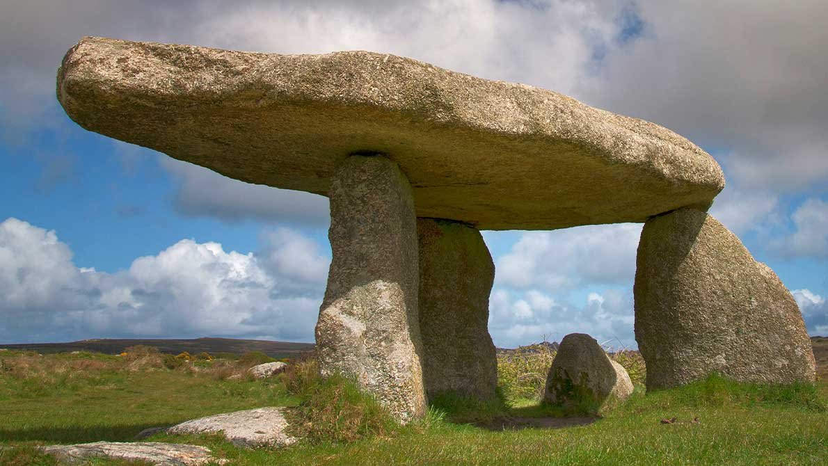 Каменный дольмен с массивной крышей