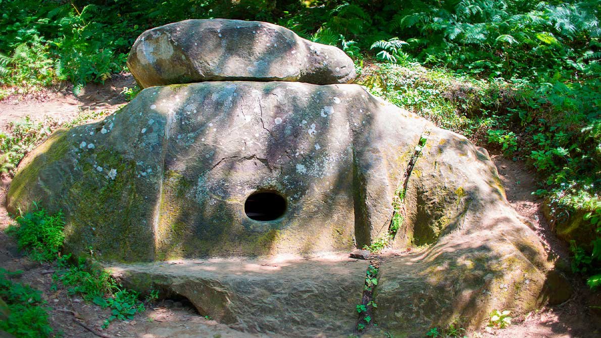 Каменный дольмен с массивными плитами и отверстием