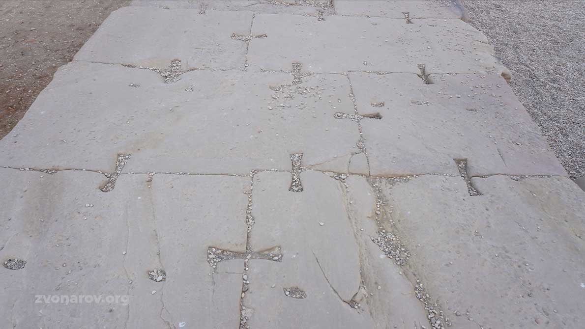 Отверстия и метки от металлических соединений на плитах возле храма