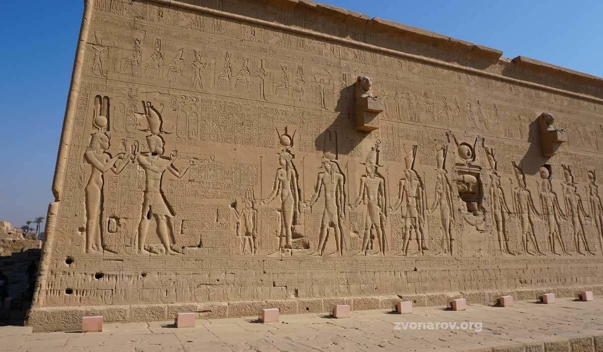 Рельефы на фасаде храма Хатхор изображающие сцены поклонения