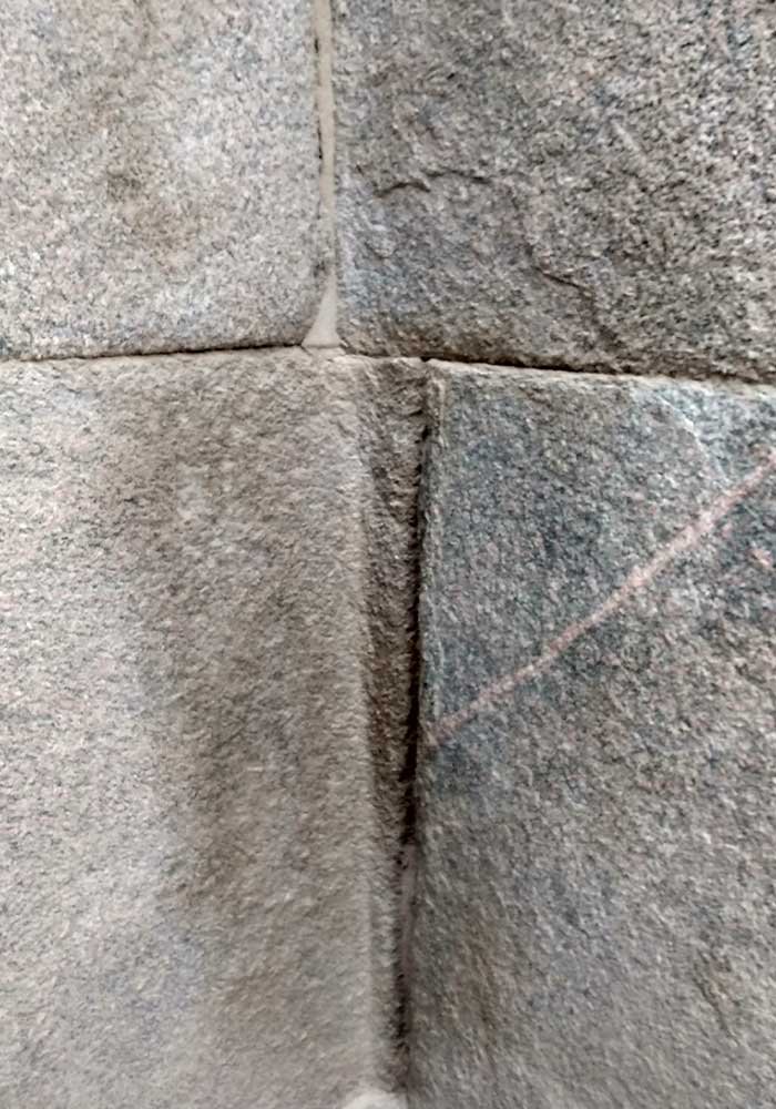 Деталь внутреннего угла Храма Сфинкса с аккуратным сопряжением гранитных мегалитов древнего комплекса