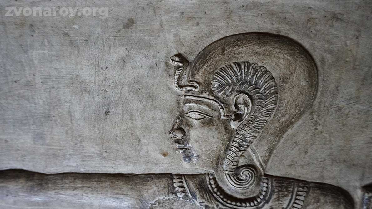 Изображение богини Хатхор в подземном святилище Дендеры