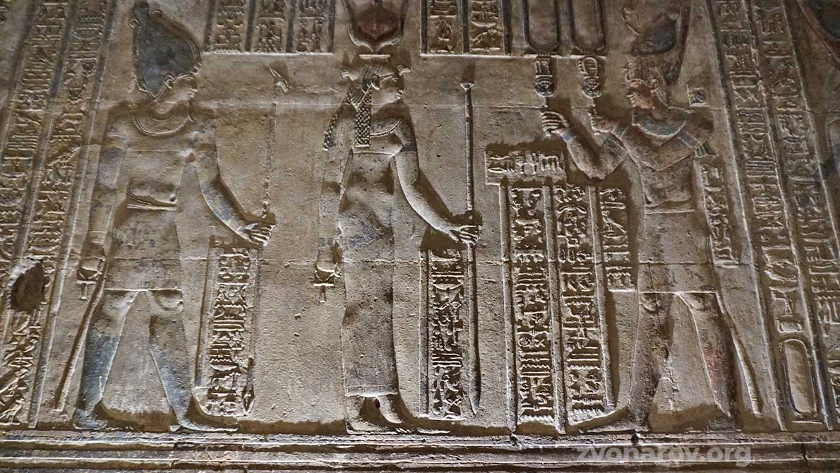 Барельеф с фараоном и богиней Хатхор на стене храма
