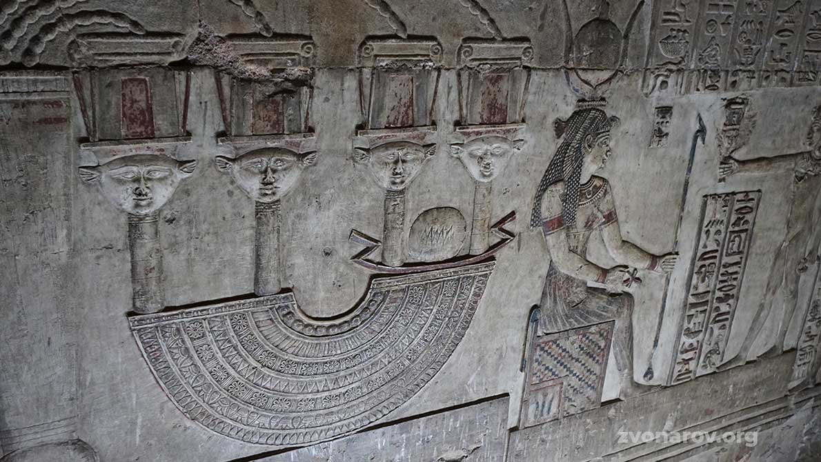 Древнеегипетский рельеф с богиней Хатхор на стене храма