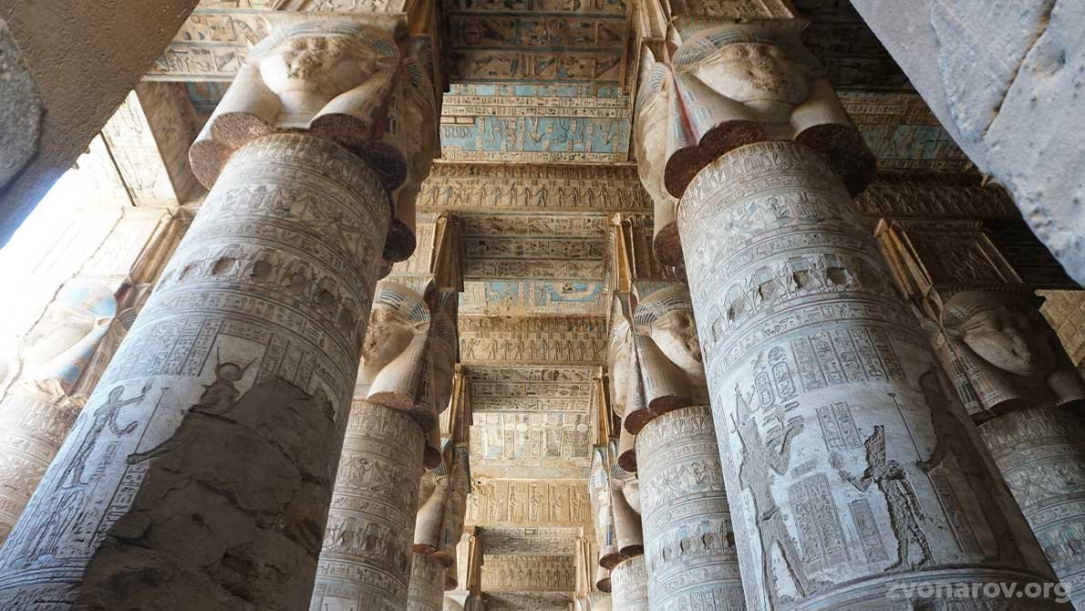 Внутренний вид колонн под потолком храма Хатхор