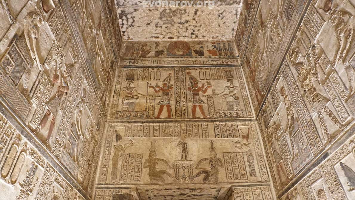 Фрагмент потолка с узорами и символами в Дендера