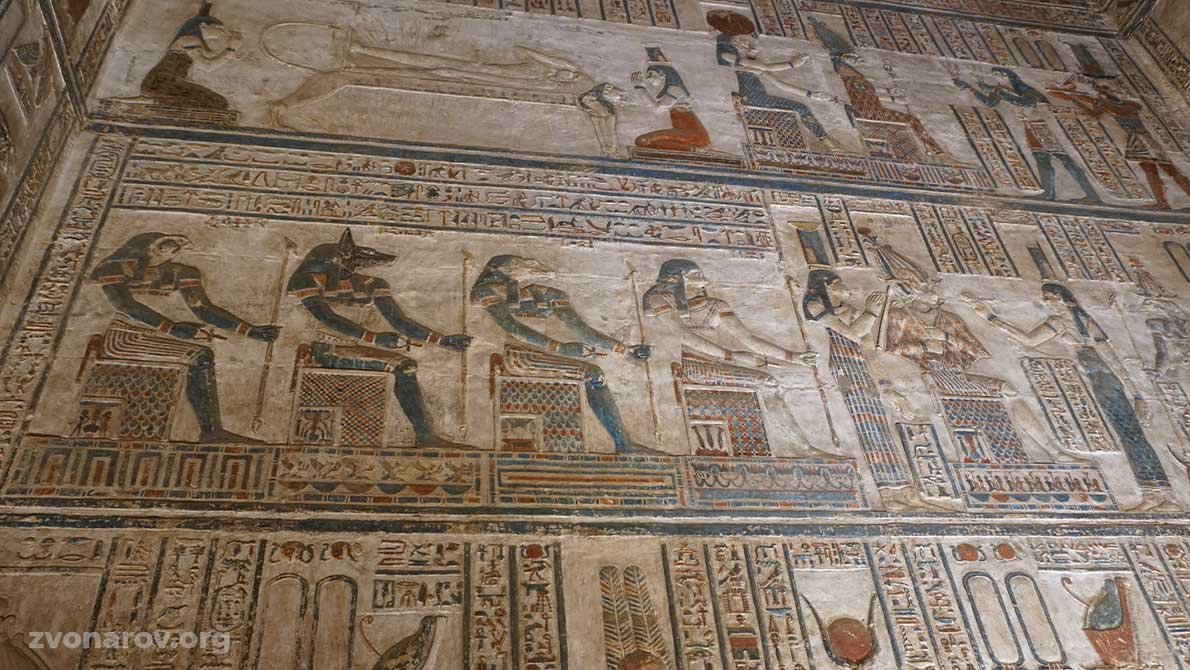 Барельеф с ритуальной сценой и иероглифами на стене храма Хатхор