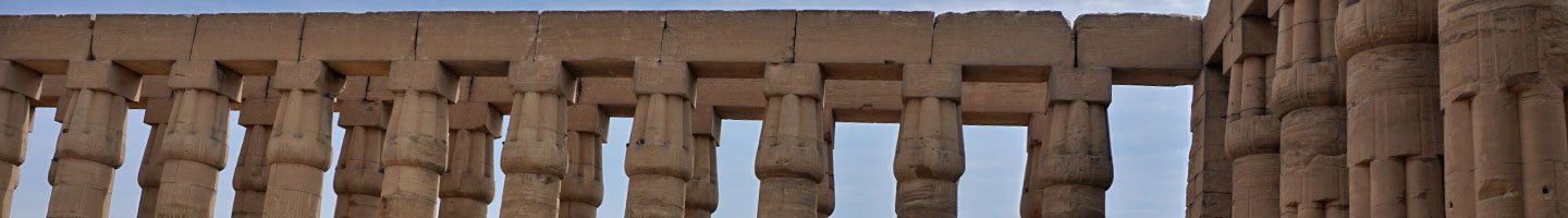 Каменный блок с необычными метками древнего происхождения