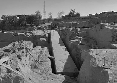 Гранитный монолит в каменоломне Асуана