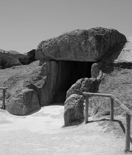 Каменные плиты дольмена Менга