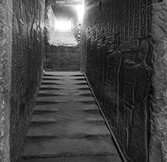 Каменный коридор и рельефы храма Хатхор в Дендера