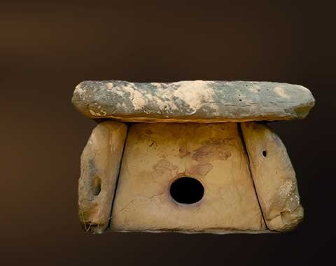 Каменный дольмен с круглым отверстием в Кавказских горах