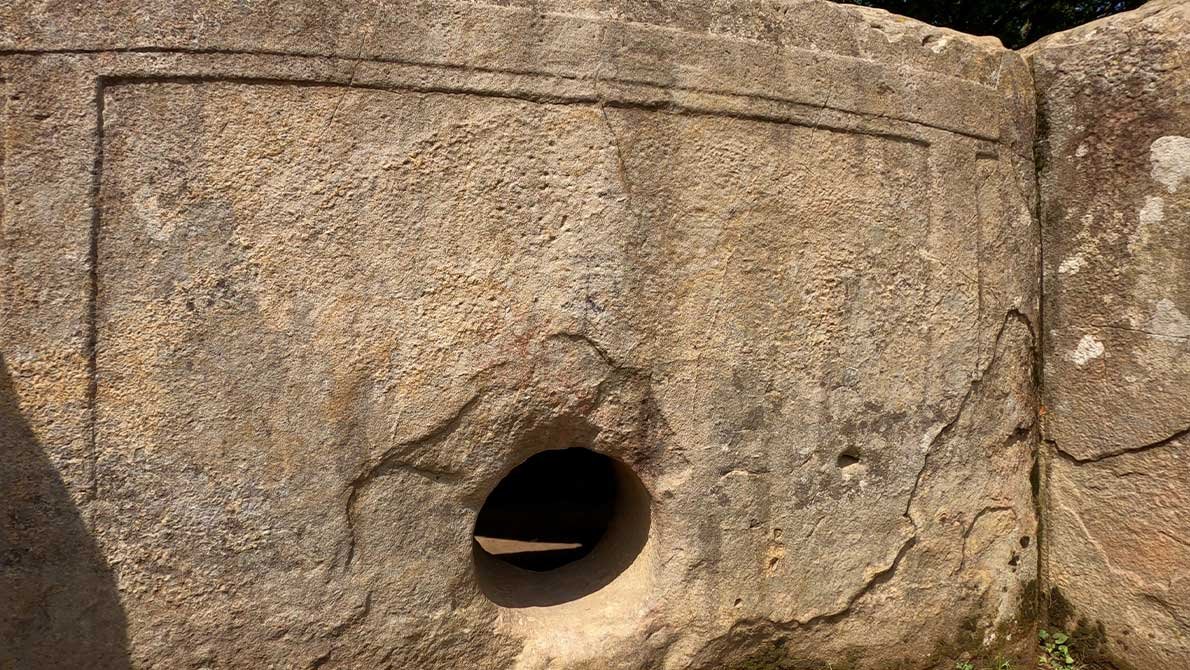 Лицевая плита дольмена Возрождение с круглым отверстием