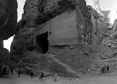 Каменные колонны и орнаменты на фасаде Эль-Хазне