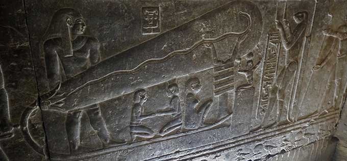 Каменный рельеф древней цивилизации с загадочными символами